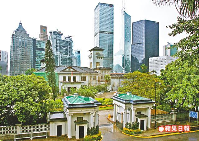 着杀气, 一把指向汇丰银行,一把指向驻港部队(英军),一把指向港督府