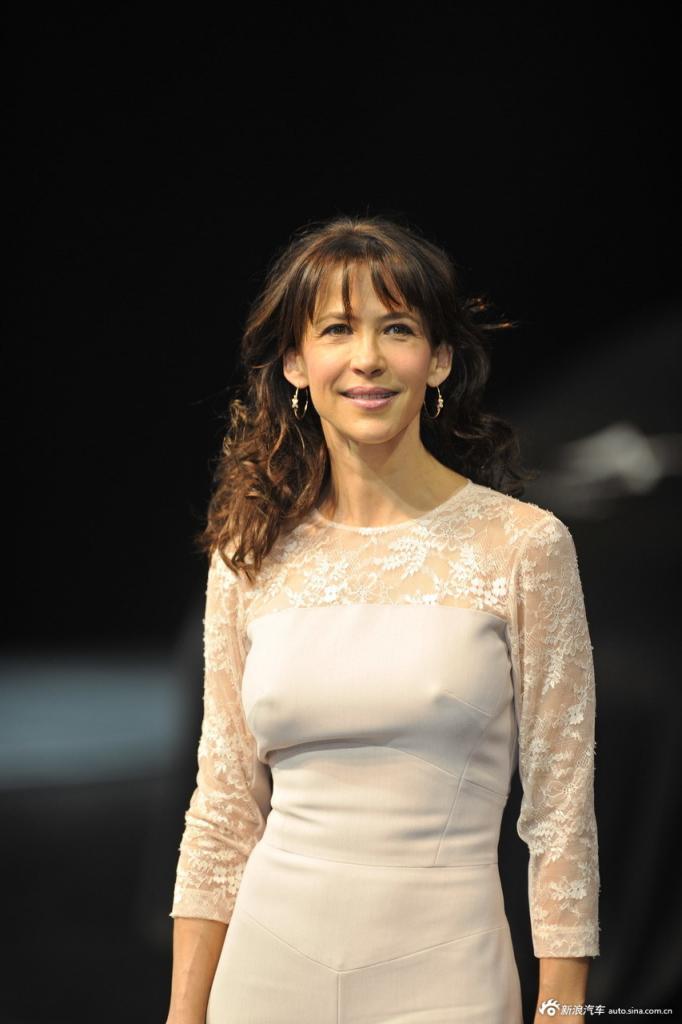 是否东亚地区的男人审美特别偏爱萝莉?