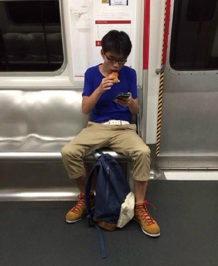 如何看待大陆儿童在香港地铁进食导致骂战事件