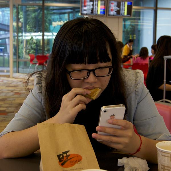 跟女生一起吃饭时怎么拍照好看?