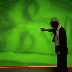 楚门的世界中,为何多次出现导演Christof抚摸