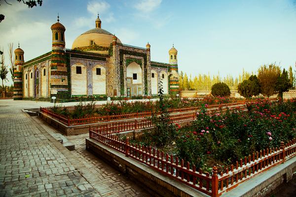《还珠格格》的估计是非去不可的)香妃墓位于喀什市东北郊5公里处的