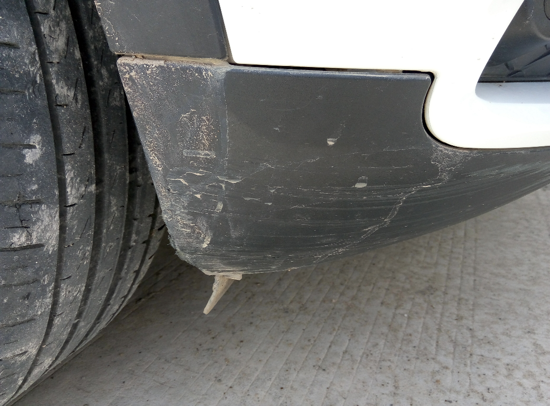 我车借给了别人开,把前杠右边角落的塑料刮了