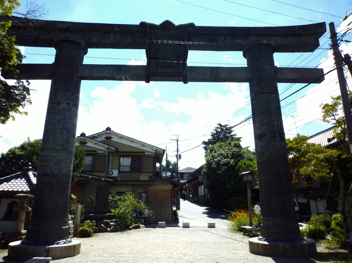 1,吉野,铜鸟居.建立于室町时代. 图片太丑不想贴.