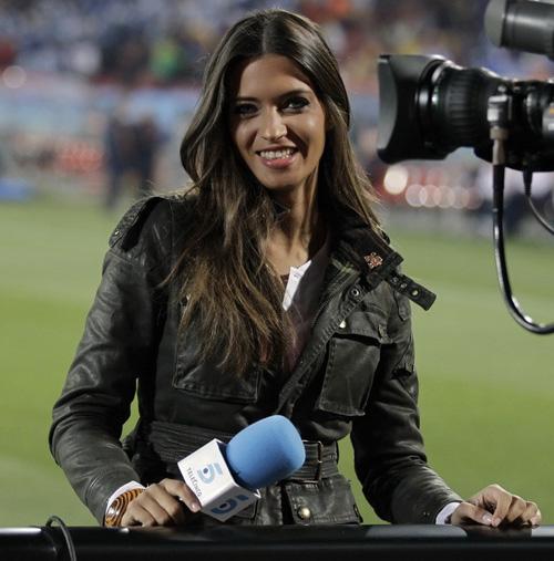 为什么每届世界杯,央视都要请个不懂足球的女