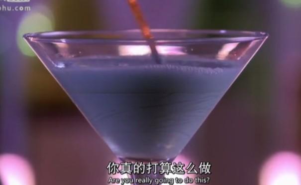 <em>绯闻女孩</em>第二季<em>第四集</em>恰克向杯子倒了什么,然