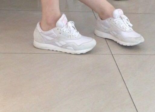 有谁知道下面 这双锐步鞋的型号?