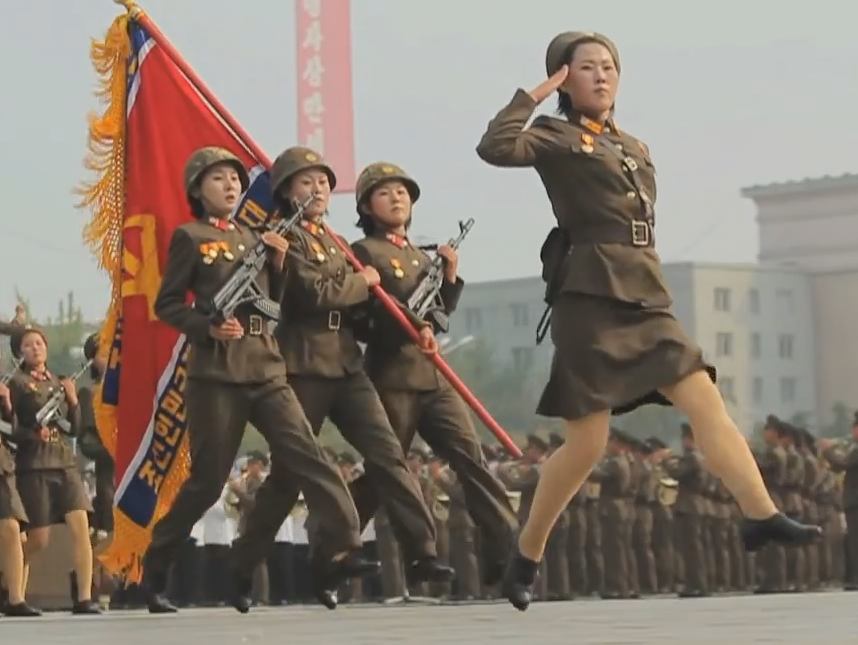 朝鲜阅兵正步跳着走的原因其实很简单,那就是在他们的步法周期中,有一