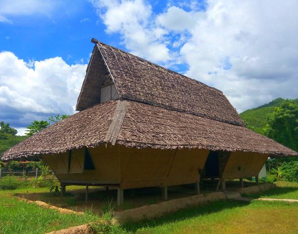 原始的房子,里面住着一群背包客,摄于2015年6月泰国.