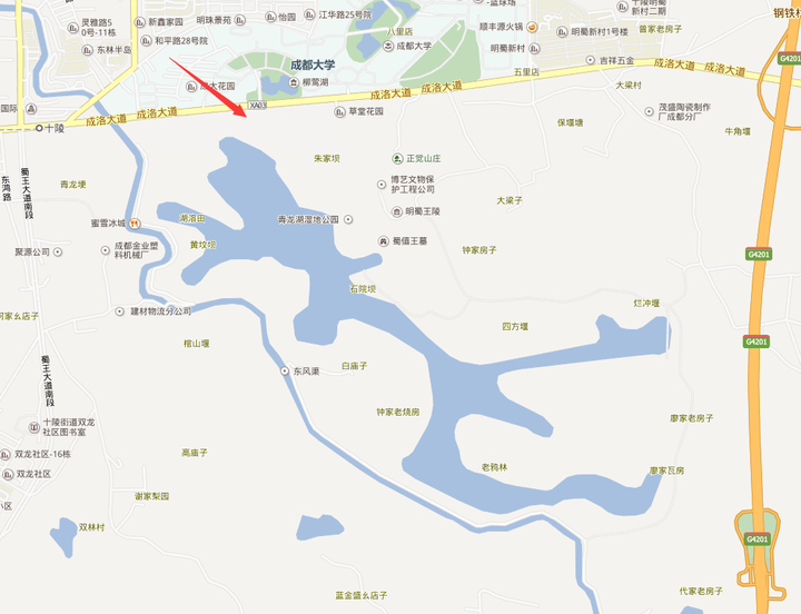 青龙湖入口在成都大学大门斜对面,有一条小路可以直接进来(百度地图