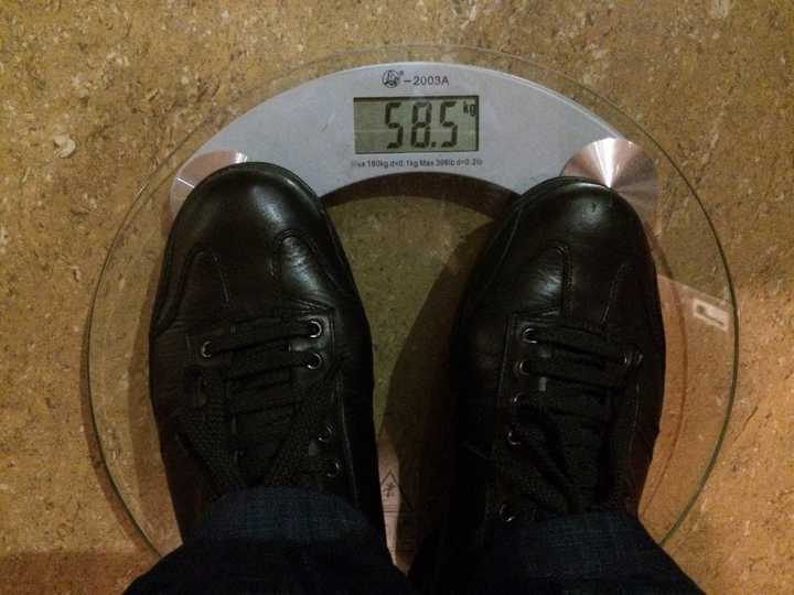 体重秤放在地板上时,重量是58.5公斤,而放在地毯上时,读数是31.