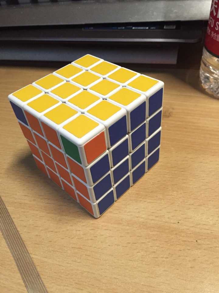 四阶魔方拼到顶层,有两个角位置不对,怎么弄?