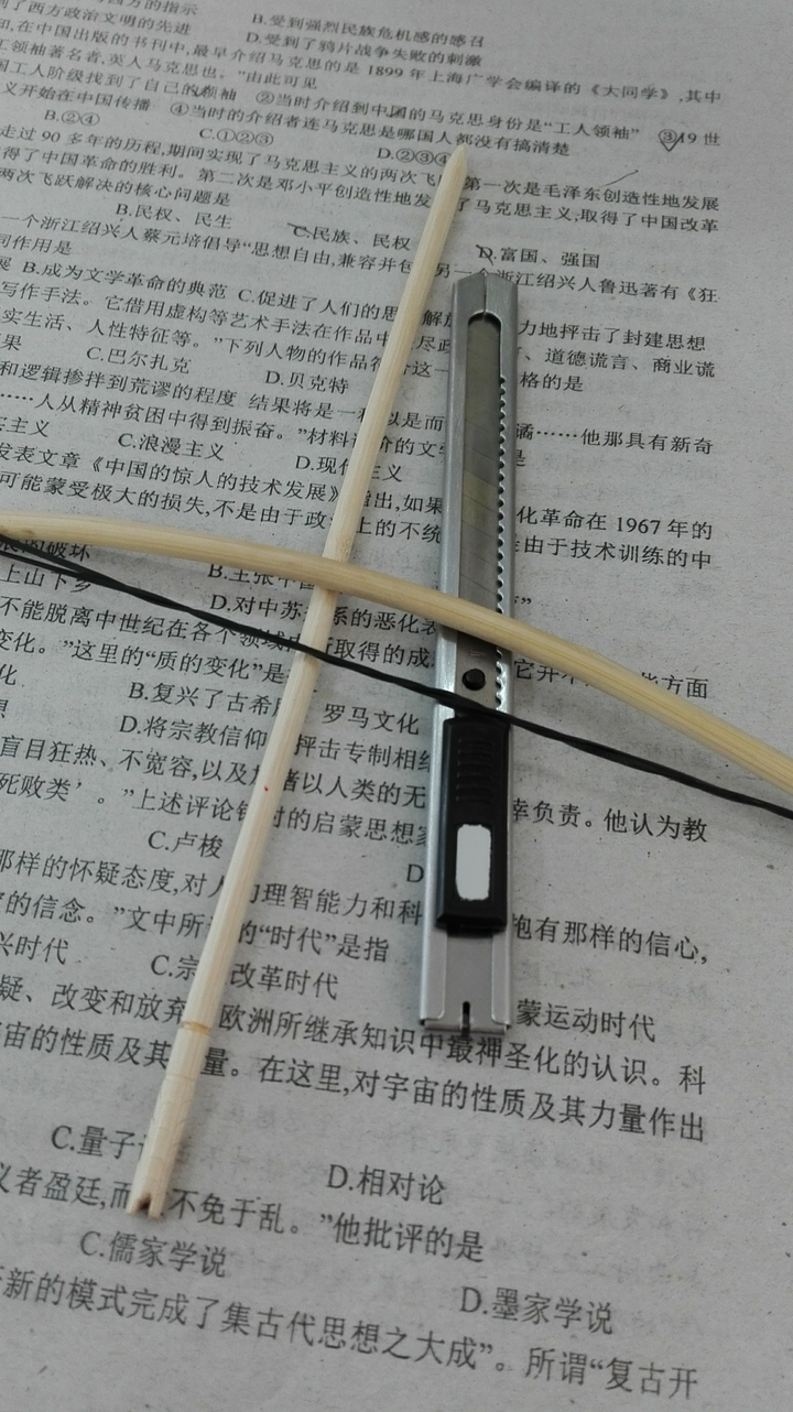 取一对韧性比较好的一次性筷子,用小刀截下其中一根的一部分,两头