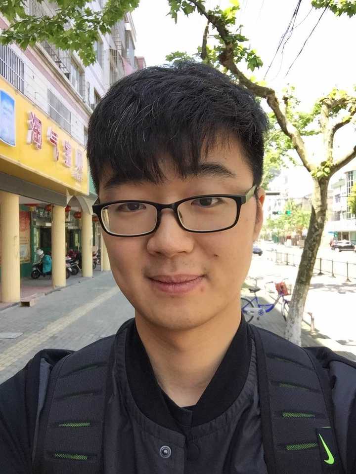 平时还是稍微有点不修边幅,毕竟是it男:-)看到浓眉小眼了吗?相信了吗?