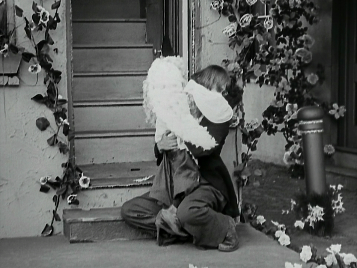 先是再次丢失小约翰的tramp(流浪汉)卓别林,伤心失落地回到了自己