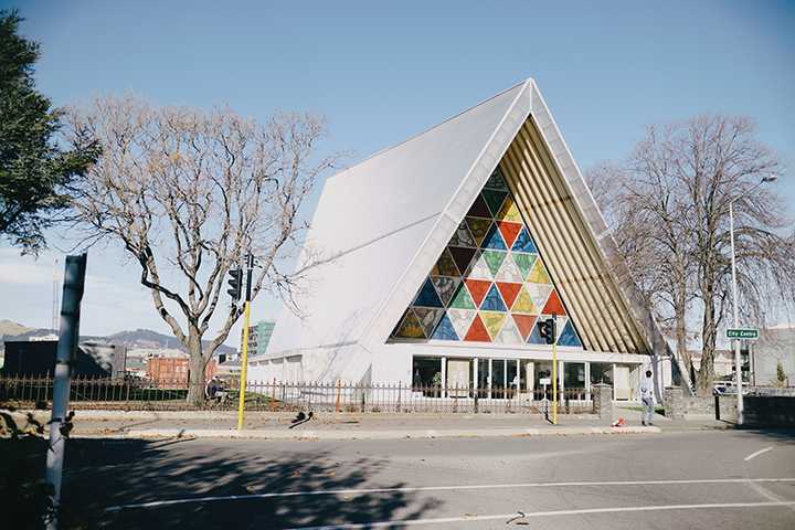 纸教堂由日本"灾难建筑师"shigeru ban设计,整个教堂由98根硬纸管搭建