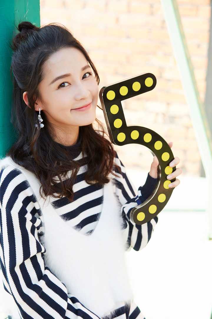 一点不觉得像李沁,李沁学昆曲出身,有古典美,身段优雅.
