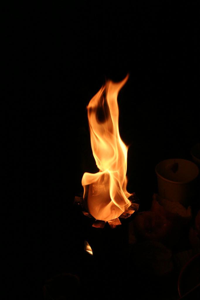 晚上 关上灯 找一个易拉罐 里面放点纸 打火机点着 给火焰测光  你