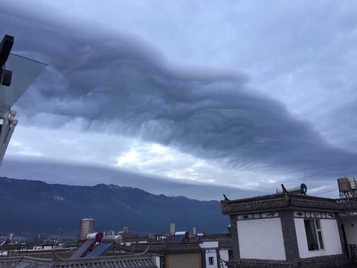 大理苍山水墨翻滚般的云