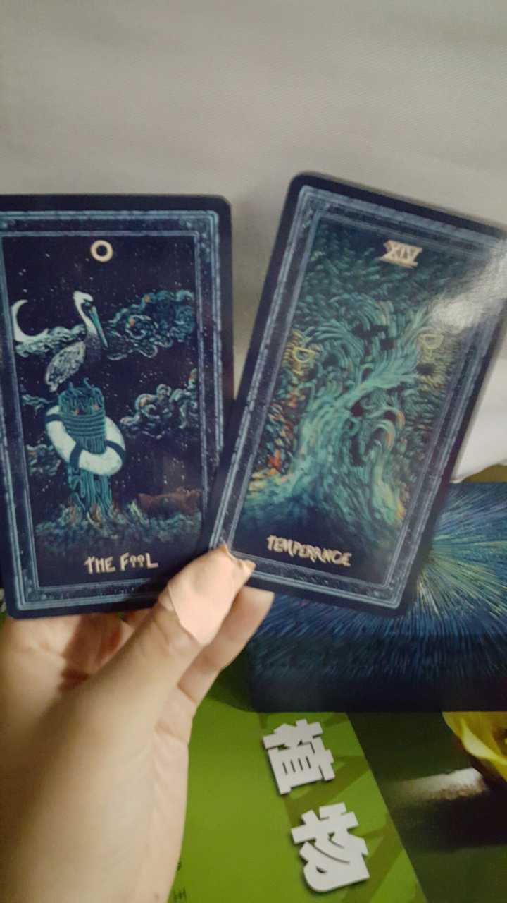 有没有玩塔罗牌的朋友想知道棱镜塔罗第一版和第二版的区别以及有没有