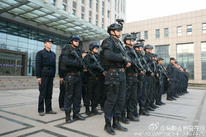 这是我们市的特警队……不知道装备好不好,反正看起来挺猛的(可能是po