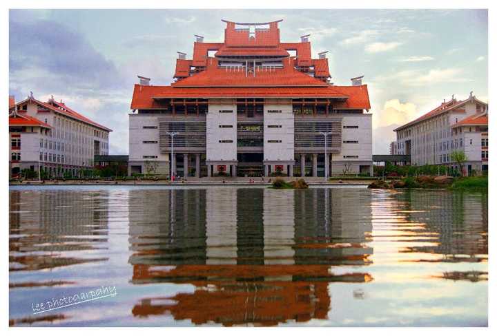 当然是厦门大学嘉庚学院. 五星级图书馆: 灯光很酷炫.