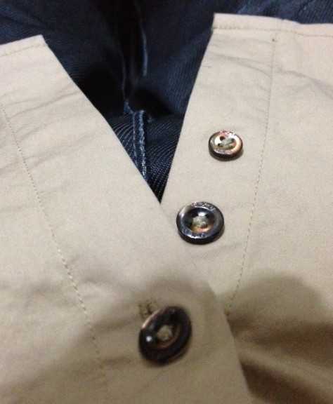 新衣服上的备用扣子怎么保存?
