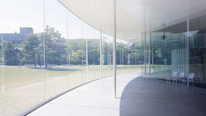金泽21世纪美术馆是由sanaa事务所的妹岛和世与西泽立卫设计,于2004年