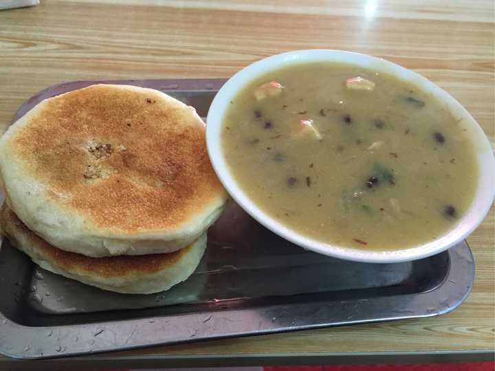 随便一家老店,火烧加甜沫,再加点咸菜