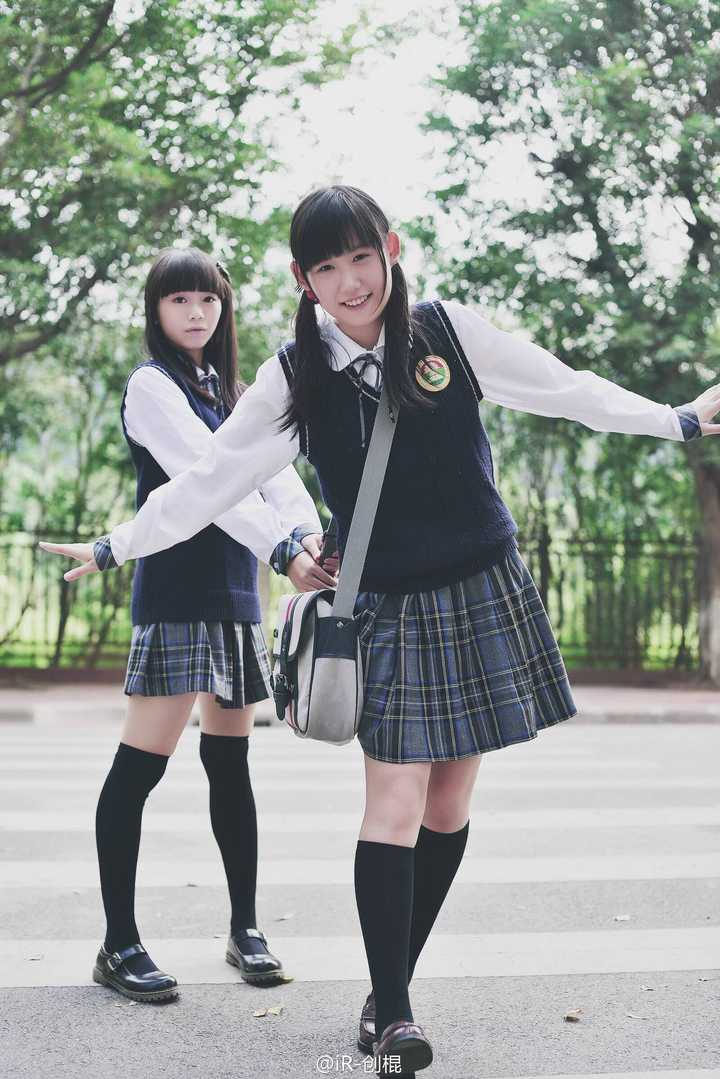 广东广雅中学的校服,妹子们都直接穿着校服去外拍好吗