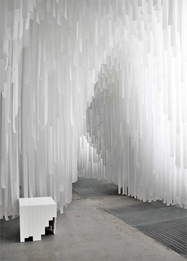 纽约 snarkitecture 设计工作室为 cos 创造了一个如洞穴般的艺术装置