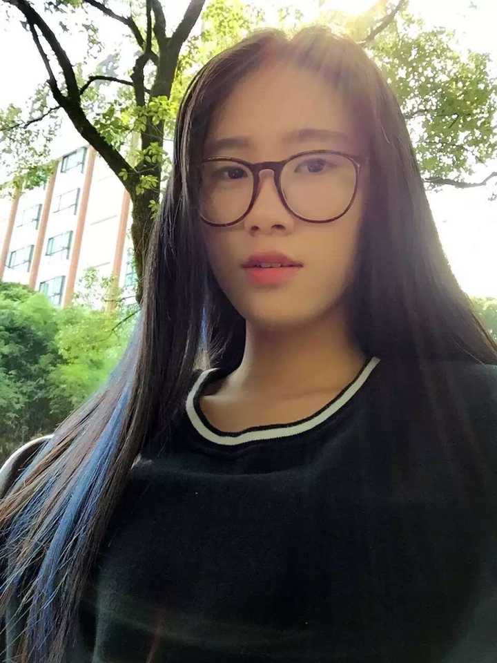 为什么我会喜欢中分戴眼镜高冷型的女生?