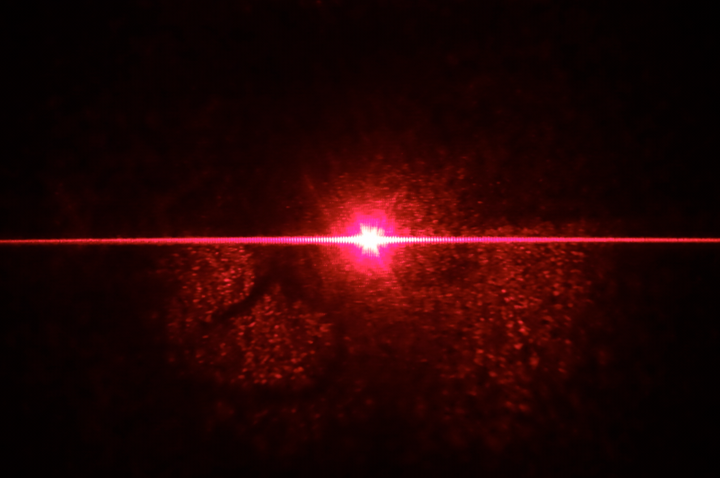 纯色激光的照片中为什么会出现 rgb 值均相等的像素呢