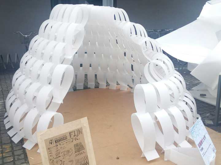 将瓦楞板换成了所谓pp中空板,想了解此材料的细节可以百度