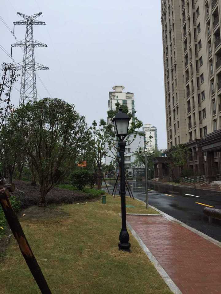 高压电线塔距离民宅多远是安全距离高压电线塔有多强的辐射辐射波呈