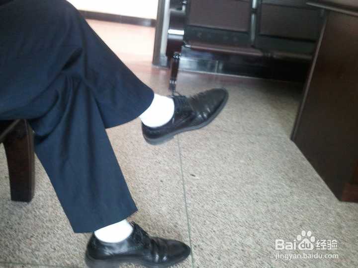 黑皮鞋配白袜子,穿双黑袜子会死?