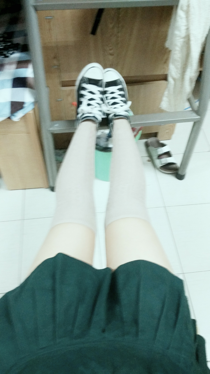 但是我发现我的相册全是自拍照(_)可是我是多么真心热爱着丝袜啊!