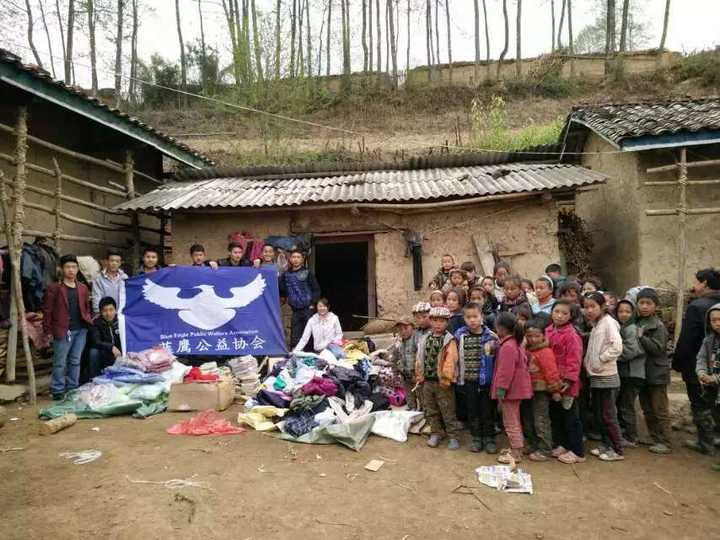 怎么看待给贫困山区捐赠旧衣物"为什么不买新衣服捐赠