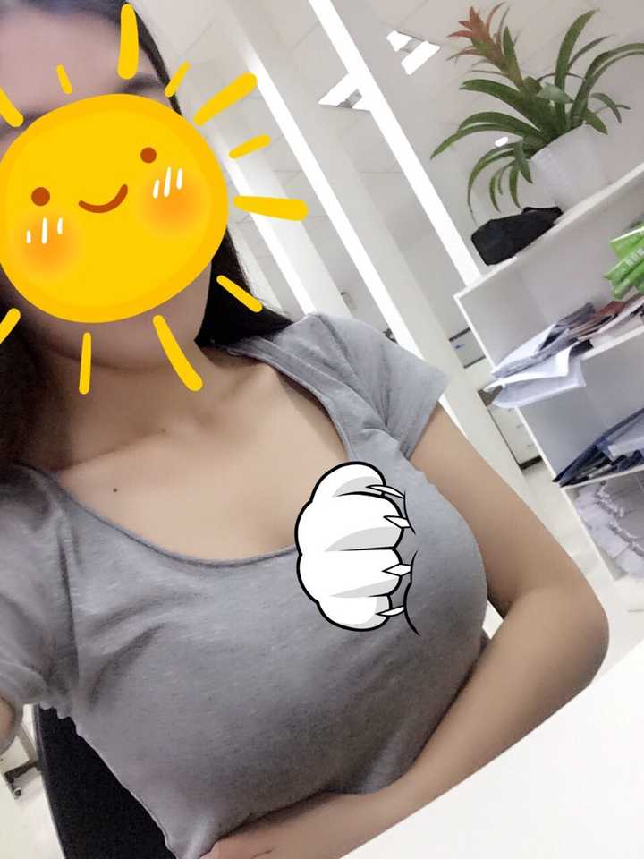 大胸妹子夏天在外是一种怎样的体验?
