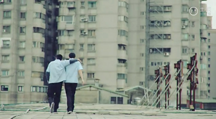 如何评价五月天的mv《盛夏光年》?