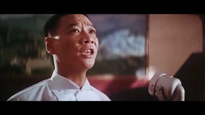 何家驹印象最深的是在《上海皇帝》里演的那个变态军阀,一边唱歌一边
