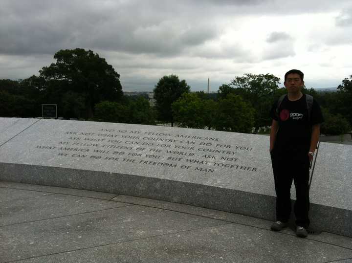 有图为证,这段话被刻在美国弗吉尼亚州阿灵顿国家公墓肯尼迪墓前.