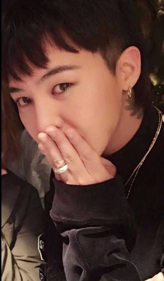 权志龙 已经是高二 2012年了 算是非常晚 斜后桌的女生是权志龙铁粉