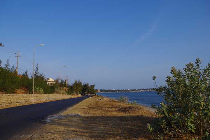 美奈就一条主街道,沿海,租个摩托边骑边看海景还是很爽的.