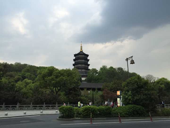 这是雷峰塔.