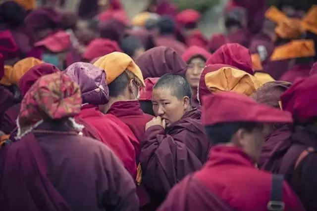 亚青寺最不同于其他寺院的地方就是出家的女众非常多.