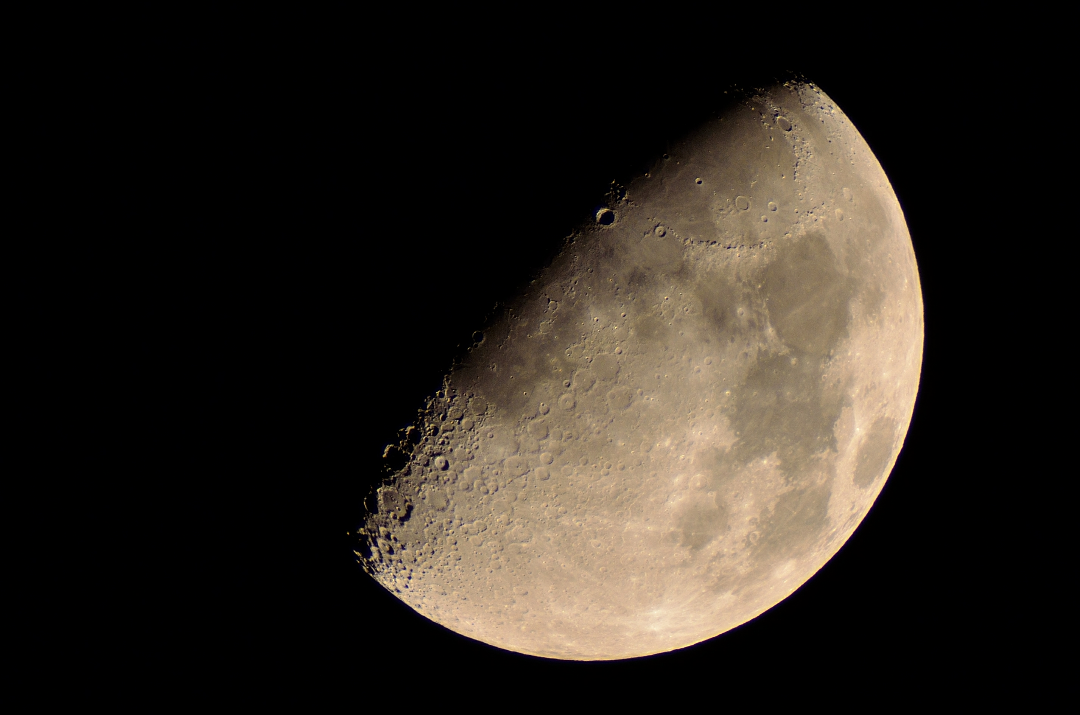 这个是我用望远镜 转接环 单反拍摄的,是中秋节前后的月亮.