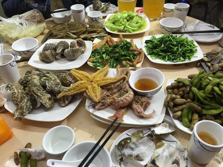 海鲜大餐 在台东吃的 自己在市场挑选食材然后找个烧烤店加工即可