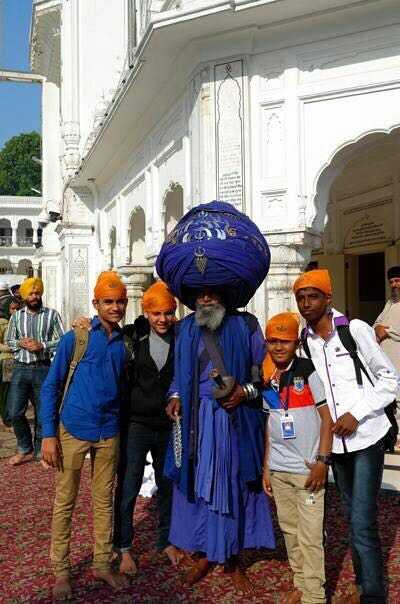 为什么印度人要围头巾?而且很多男生头顶扎圆球状?太奇怪了?