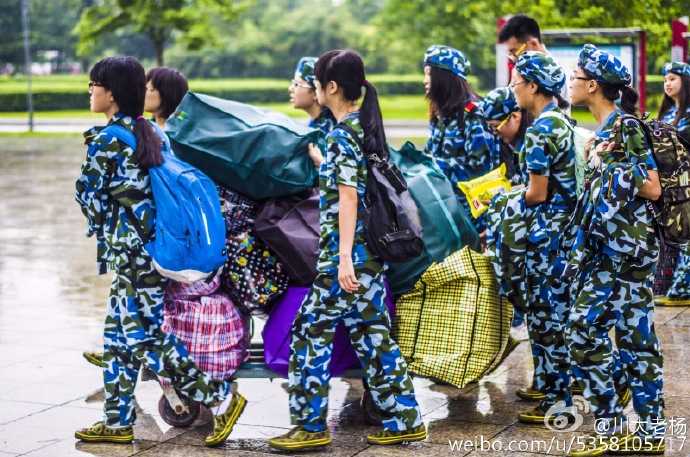 印象中坐着学校校车大巴一个小时抵达崇州78098部队(这个网上可以查到